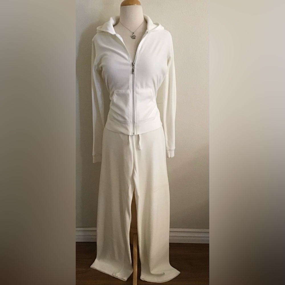 CREAM SWEATSUIT JACKET SIZE LARGE PANTS SIZE MEDIUM